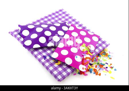 Geschenke für einen Geburtstag in lila mit Flecken und karierten Stockfoto