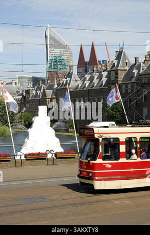 Straßenbahn in der Buitenhof Straße, dahinter Binnenhof Parlament am Hofvijver Teich und moderne Architektur, den Haag, Süd-Holland, Niederlande, Benelux Stockfoto