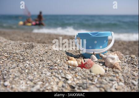Strand mit Muscheln und Plastikspielzeug direkt am Meer Stockfoto