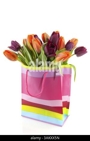 Einkaufstasche mit einem Strauß Tulpen Stockfoto