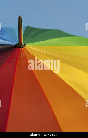 Farbenfroher Sonnenschirm vor einem blauen Himmel Stockfoto