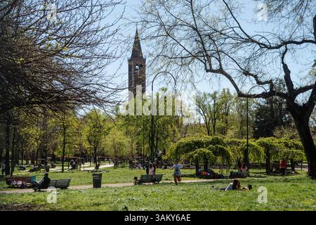Mailand, Parco Giovanni Paolo II, parco delle Basiliche. La Basilica di Sant Eustorgio sullo sfondo. Stockfoto