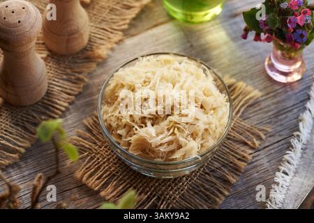Fermentierter Kohl oder Sauerkraut in einer transparenten Glasschale Stockfoto