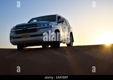 RUB Al Khali Wüste, Sultanat Oman - 5. April 2025: Geländewagen-Dünenfahrt in der Wüste Wahiba Sands bei Sonnenuntergang, Arabische Halbinsel. Konzentrieren Sie sich auf Stockfoto