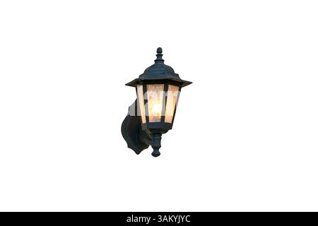 Schwarze Vintage Straßenlaterne aus Metall und Holz mit strukturiertem geriffeltem Glas und warmgelbem Licht im Inneren. Isoliert auf weißem Hintergrund Stockfoto