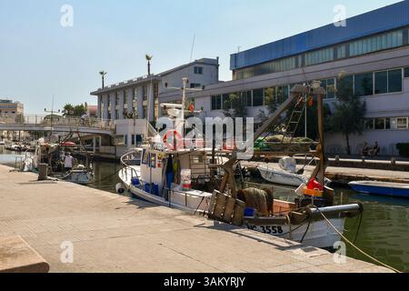 Fischerboote legten im Sommer im Burlamacca-Kanal an, Viareggio (Lucca), Toskana, Italien Stockfoto