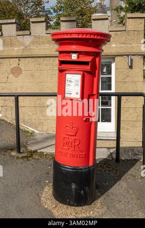 British Red Post Box Pillar Box Leaning over Post Office er in West Cowes Isle of Wight, Großbritannien Stockfoto