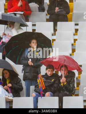 Barcelona, Spanien. März 2025. Ein Blick auf die Fans unter dem Regen während der spanischen Frauenliga, Liga F, des Fußballspiels zwischen dem FC Barcelona und Stockfoto