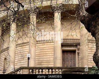 Tür und Säulen des Picton Lesesaals Teil der Liverpool Central Library. Stockfoto