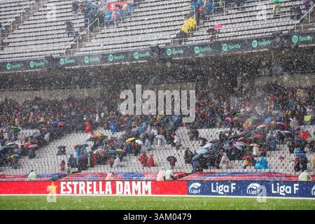 Barcelona, Spanien. März 2025. Ein Blick auf die Fans unter dem Regen während der spanischen Frauenliga, Liga F, des Fußballspiels zwischen dem FC Barcelona und Stockfoto