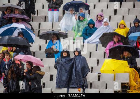 Barcelona, Spanien. März 2025. Ein Blick auf die Fans unter dem Regen während der spanischen Frauenliga, Liga F, des Fußballspiels zwischen dem FC Barcelona und Stockfoto