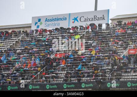 Barcelona, Spanien. März 2025. Ein Blick auf die Fans unter dem Regen während der spanischen Frauenliga, Liga F, des Fußballspiels zwischen dem FC Barcelona und Stockfoto