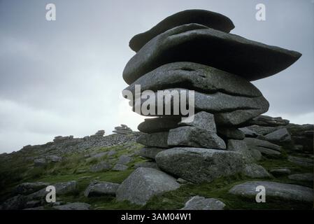 Cheesewring and Druids Chair, ein Granittor am Bodmin Moor in Stowe's Hill. Nr Minions Cornwall England, Großbritannien. Das Ergebnis der Verwitterung. Druidenstuhl in der Ferne. HOMER SYKES Stockfoto