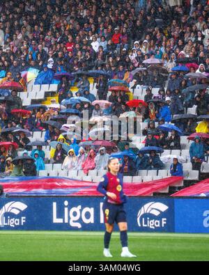 Barcelona, Spanien. März 2025. Ein Blick auf die Fans unter dem Regen während der spanischen Frauenliga, Liga F, des Fußballspiels zwischen dem FC Barcelona und Stockfoto