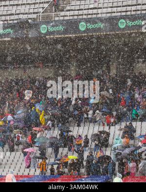 Barcelona, Spanien. März 2025. Ein Blick auf die Fans unter dem Regen während der spanischen Frauenliga, Liga F, des Fußballspiels zwischen dem FC Barcelona und Stockfoto