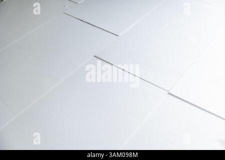 Weiße Polystyrol-Dämmplatten, die die Oberfläche abdecken und eine nahtlose Wärmeschranke schaffen Stockfoto