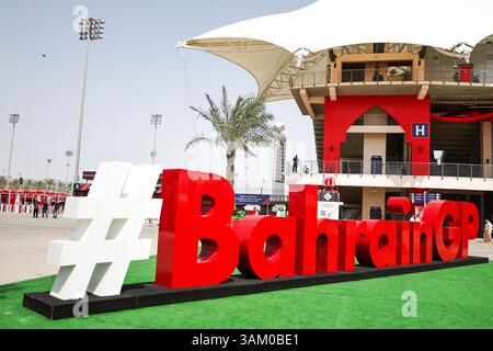 Sakhir, Bahrain. April 2025. SAKHIR, BAHRAIN - 13. APRIL: Eine allgemeine Ansicht des Zuschauerbereichs während des Rennens des F1 Grand Prix von Bahrain auf dem Bahrain International Circuit am 13. April 2025 in Sakhir, Bahrain. (Foto: Qian Jun/Paddocker) Credit: Jun QIAN/Alamy Live News Credit: Jun QIAN/Alamy Live News Credit: Jun QIAN/Alamy Live News Stockfoto