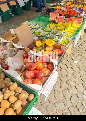 Farbenfrohe frische Früchte auf dem Markt im Freien auf der sonnigen Kopfsteinpflasterstraße. Hochwertige Fotos Stockfoto
