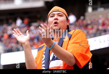 22. Dezember 2013: Houston, Texas, Vereinigte Staaten von Amerika - 22. Dezember 2013: Ein Fan der Denver Broncos bejubelt einen Denver Touchdown während des regulären Saisonspiels der NFL zwischen den Houston Texans und den Denver Broncos aus dem Reliant Stadium in Houston, Texas. (Bild: © Erik Williams/Cal Sport Media/ZUMAPRESS.com) Stockfoto