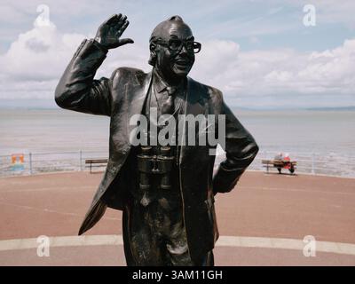 Die Statue of Eric Morecambe in Morecambe, Lancashire, England, ist eine Bronzeskulptur aus Morecambe Lancashire, England Stockfoto