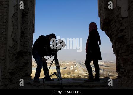 20. Dezember 2013 - Kabul, Afghanistan - Kameramann bei der Arbeit in kabul (Foto: © Ton Koene/ZUMAPRESS.com) Stockfoto