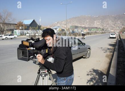 20. Dezember 2013 - Kabul, Afghanistan - Kameramann bei der Arbeit in kabul (Foto: © Ton Koene/ZUMAPRESS.com) Stockfoto