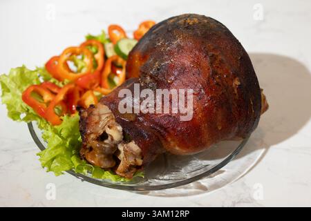 Ein wunderschön angelegter Teller mit köstlichen Speisen mit einer Auswahl an Fleisch und frischem Gemüse auf einem eleganten Tisch Stockfoto
