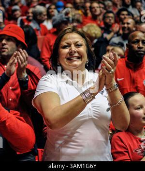 22. Februar 2014: Gouverneur Susan Martinez beobachtet den Sieg der Lobos während des NCAA-Basketballspiels zwischen San Diego State Aztecs und University New Mexico Lobos in der Pit in Albuquerque, New Mexico. Credit Image Â© Lou Novick/Cal Sport Media(Credit Image: © Lou Novick/Cal Sport Media/ZUMAPRESS.com) Stockfoto