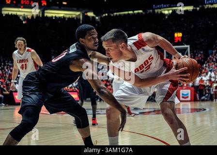 22. Februar 2014: New Mexico Lobos-Wachmann Cullen Neal #13 in der zweiten Hälfte des NCAA-Basketballspiels zwischen San Diego State Aztecs und University New Mexico Lobos in der Pit in Albuquerque, New Mexico. Lobos besiegte die Azteken von 58 bis 44. Credit Image Â© Lou Novick/Cal Sport Media(Credit Image: © Lou Novick/Cal Sport Media/ZUMAPRESS.com) Stockfoto