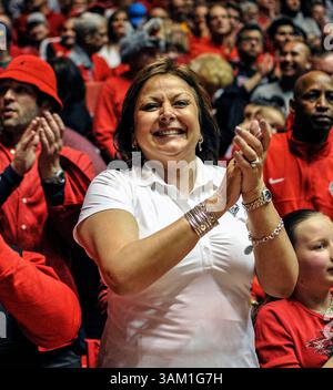 22. Februar 2014: New Mexico Gouverneur Susan Martinez beobachtet den Sieg der Lobos während des NCAA-Basketballspiels zwischen San Diego State Aztecs und University New Mexico Lobos in der Pit in Albuquerque, New Mexico. Credit Image Â© Lou Novick/Cal Sport Media(Credit Image: © Lou Novick/Cal Sport Media/ZUMAPRESS.com) Stockfoto