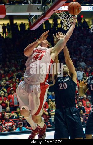 22. Februar 2014: New Mexico Lobos stürmen Cameron Bairstow #41 in Aktion während der zweiten Hälfte des NCAA Basketballspiels zwischen San Diego State Aztecs und University New Mexico Lobos in der Pit in Albuquerque, New Mexico. Lobos besiegte die Azteken von 58 bis 44. Credit Image Â© Lou Novick/Cal Sport Media(Credit Image: © Lou Novick/Cal Sport Media/ZUMAPRESS.com) Stockfoto