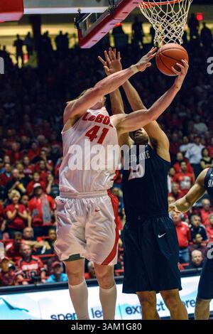 22. Februar 2014: New Mexico Lobos stürmen Cameron Bairstow #41 in Aktion während der zweiten Hälfte des NCAA Basketballspiels zwischen San Diego State Aztecs und University New Mexico Lobos in der Pit in Albuquerque, New Mexico. Lobos besiegte die Azteken von 58 bis 44. Credit Image Â© Lou Novick/Cal Sport Media(Credit Image: © Lou Novick/Cal Sport Media/ZUMAPRESS.com) Stockfoto