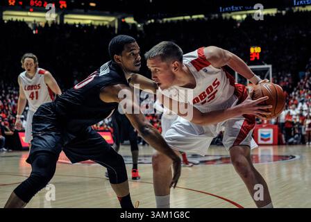 22. Februar 2014: New Mexico Lobos-Wachmann Cullen Neal #13 in der zweiten Hälfte des NCAA-Basketballspiels zwischen San Diego State Aztecs und University New Mexico Lobos in der Pit in Albuquerque, New Mexico. Lobos besiegte die Azteken von 58 bis 44. Credit Image Â© Lou Novick/Cal Sport Media(Credit Image: © Lou Novick/Cal Sport Media/ZUMAPRESS.com) Stockfoto