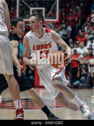 22. Februar 2014: New Mexico Lobos Stürmer Cullen Neal #13 in Aktion während der zweiten Hälfte des NCAA Basketballspiels zwischen San Diego State Aztecs und University New Mexico Lobos in der Pit in Albuquerque, New Mexico. Lobos besiegte die Azteken von 58 bis 44. Credit Image Â© Lou Novick/Cal Sport Media(Credit Image: © Lou Novick/Cal Sport Media/ZUMAPRESS.com) Stockfoto