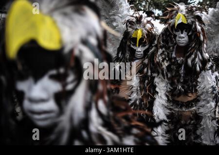 23. Februar 2014 - Makati, Philippinen - Kinder als Adler gekleidet nehmen am 23. Februar 2014 am Caracol Festival in Makati City, Metro Manila, Philippinen Teil. Die Teilnehmer des jährlichen Caracol-Festivals in Makati verkleiden sich als Blumen, Bäume, Vögel, Schmetterlinge, Früchte und andere vom Aussterben bedrohte Tierarten, um die Notwendigkeit zum Erhalt und Erhalt der Mutter Natur zum Ausdruck zu bringen. (Bild: © Ezra Acayan/ZUMAPRESS.com) Stockfoto