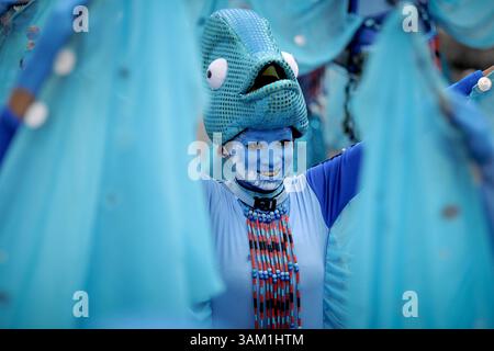 23. Februar 2014 - Makati, Philippinen - Kinder in bunten Kostümen nehmen am 23. Februar 2014 am Caracol Festival in Makati City, Metro Manila, Philippinen Teil. Die Teilnehmer des jährlichen Caracol-Festivals in Makati verkleiden sich als Blumen, Bäume, Vögel, Schmetterlinge, Früchte und andere vom Aussterben bedrohte Tierarten, um die Notwendigkeit zum Erhalt und Erhalt der Mutter Natur zum Ausdruck zu bringen. (Bild: © Ezra Acayan/ZUMAPRESS.com) Stockfoto