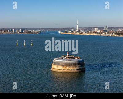 Ein Blick auf den Schifffahrtskanal in Portsmouth Harbour mit Spitbank Fort im Vordergrund. Stockfoto