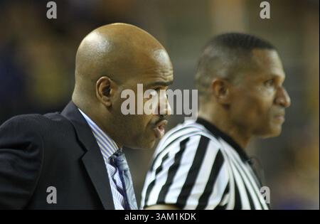 23. Februar 2014 - Newark, Delaware, USA - der Cheftrainer der Delaware Männer MONTE ROSS leitet sein Team von den Seitenlinien in der zweiten Hälfte eines NCAA Regular Season Colonial Athletic Association Konferenzspiels zwischen Delaware und Drexel Sonntag, 23. Februar 2014 im Bob Carpenter Sports Convocation Center in Newark Delaware. (Bild: © Saquan Stimpson/ZUMA Wire/ZUMAPRESS.com) Stockfoto