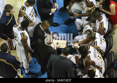 23. Februar 2014 - Newark, Delaware, USA - Drexel Head Coach JAMES FLINT leitet sein Team während einer Auszeit in der zweiten Hälfte eines NCAA Regular Season Colonial Athletic Association Konferenzspiels zwischen Delaware und Drexel Sonntag, 23. Februar 2014 im Bob Carpenter Sports Convocation Center in Newark Delaware. (Bild: © Saquan Stimpson/ZUMA Wire/ZUMAPRESS.com) Stockfoto