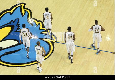 23. Februar 2014 – Newark, Delaware, USA – Drexel startet zum Beginn der zweiten Hälfte eines NCAA-Konferenzspiels der Colonial Athletic Association zwischen Delaware und Drexel Sonntag, 23. Februar 2014 im Bob Carpenter Sports Convocation Center in Newark Delaware. (Bild: © Saquan Stimpson/ZUMA Wire/ZUMAPRESS.com) Stockfoto