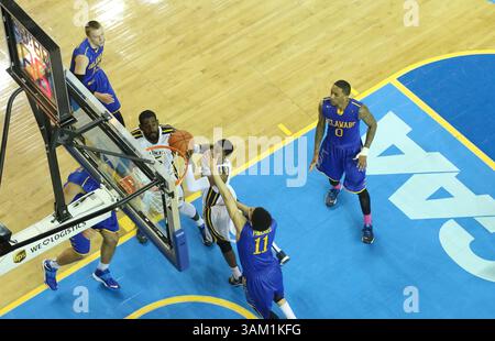 23. Februar 2014 - Newark, Delaware, USA - Drexel Guard TAVON ALLEN (11) fährt in den Korb, als Delaware Forward Devonne Pinkard (11) in der zweiten Hälfte eines NCAA Regular Season Colonial Athletic Association Konferenzspiels zwischen Delaware und Drexel verteidigt Sonntag, 23. Februar 2014 im Bob Carpenter Sports Convocation Center in Newark Delaware. (Bild: © Saquan Stimpson/ZUMA Wire/ZUMAPRESS.com) Stockfoto