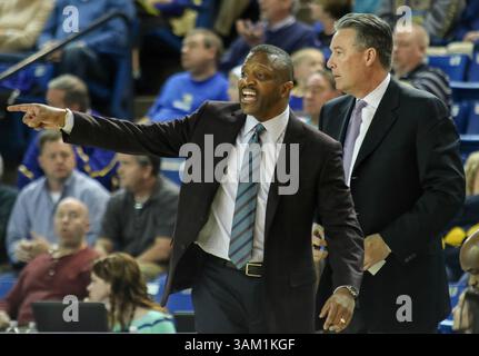 23. Februar 2014 – Newark, Delaware, USA – Drexel Head Coach JAMES FLINT leitet sein Team von den Side Lines in der ersten Hälfte eines NCAA Regular Season Colonial Athletic Association Konferenzspiels zwischen Delaware und Drexel Sonntag, 23. Februar 2014 im Bob Carpenter Sports Convocation Center in Newark Delaware. (Bild: © Saquan Stimpson/ZUMA Wire/ZUMAPRESS.com) Stockfoto