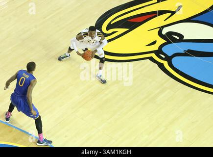 23. Februar 2014 - Newark, Delaware, USA - Drexel Guard TAVON ALLEN (11) will den Ball in der zweiten Hälfte eines NCAA Regular Season Colonial Athletic Association Konferenzspiels zwischen Delaware und Drexel am Sonntag, 23. Februar 2014 im Bob Carpenter Sports Convocation Center in Newark Delaware passieren. (Bild: © Saquan Stimpson/ZUMA Wire/ZUMAPRESS.com) Stockfoto