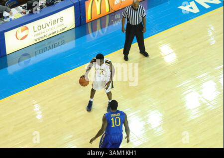 23. Februar 2014 - Newark, Delaware, USA - Drexel Guard FRANTZ MASSENAT (4) will den Ball in der zweiten Hälfte eines NCAA Regular Season Colonial Athletic Association Konferenzspiels zwischen Delaware und Drexel am Sonntag, 23. Februar 2014 im Bob Carpenter Sports Convocation Center in Newark Delaware passieren. (Bild: © Saquan Stimpson/ZUMA Wire/ZUMAPRESS.com) Stockfoto