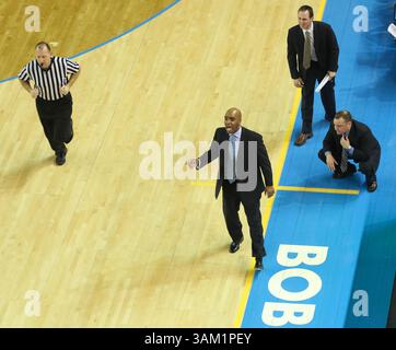 23. Februar 2014 - Newark, Delaware, USA - der Cheftrainer der Delaware Männer MONTE ROSS leitet sein Team von den Seitenlinien in der zweiten Hälfte eines NCAA Regular Season Colonial Athletic Association Konferenzspiels zwischen Delaware und Drexel Sonntag, 23. Februar 2014 im Bob Carpenter Sports Convocation Center in Newark Delaware. (Bild: © Saquan Stimpson/ZUMA Wire/ZUMAPRESS.com) Stockfoto