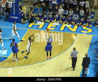 23. Februar 2014 - Newark, Delaware, USA - Delaware Guard DAVON USHER (0) versucht einen drei-Punkte-Schuss als Drexel Guard FRANTZ MASSENAT (4) verteidigt in der zweiten Hälfte eines NCAA Regular Season Colonial Athletic Association Konferenzspiels zwischen Delaware und Drexel Sunday, 23. Februar 2014 im Bob Carpenter Sports Convocation Center in Newark Delaware. (Bild: © Saquan Stimpson/ZUMA Wire/ZUMAPRESS.com) Stockfoto