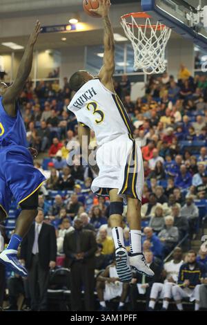 23. Februar 2014 – Newark, Delaware, USA – Drexel Guard CHRIS FOUCH (3) fährt zum Korb, nachdem er den Ball in der zweiten Hälfte eines NCAA Regular Season Colonial Athletic Association-Konferenzspiels zwischen Delaware und Drexel gestohlen hatte Sonntag, 23. Februar 2014 im Bob Carpenter Sports Convocation Center in Newark Delaware. (Bild: © Saquan Stimpson/ZUMA Wire/ZUMAPRESS.com) Stockfoto