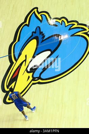 23. Februar 2014 – Newark, Delaware, USA – Delaware Guard DEVON SADDLER (10) verlässt das Spielfeld, nachdem 69-65 eine Konferenz der Colonial Athletic Association am 23. Februar 2014 im Bob Carpenter Sports Convocation Center in Newark Delaware gegen Drexel verloren wurde. (Bild: © Saquan Stimpson/ZUMA Wire/ZUMAPRESS.com) Stockfoto