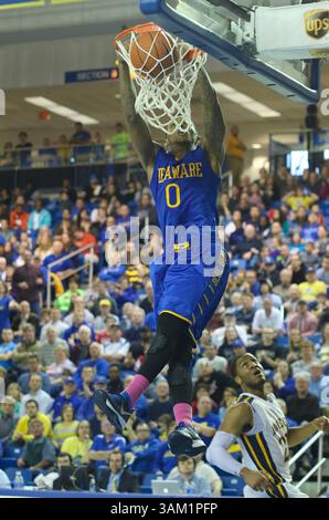 23. Februar 2014 - Newark, Delaware, USA - Delaware Guard DAVON USHER (0) stürzt den Ball in der zweiten Hälfte eines NCAA Regular Season Colonial Athletic Association Konferenzspiels zwischen Delaware und Drexel Sonntag, 23. Februar 2014 im Bob Carpenter Sports Convocation Center in Newark Delaware. (Bild: © Saquan Stimpson/ZUMA Wire/ZUMAPRESS.com) Stockfoto