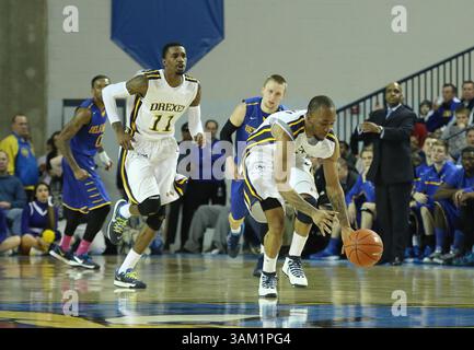 23. Februar 2014 - Newark, Delaware, USA - Drexel Guard CHRIS FOUCH (3) stiehlt den Ball in der zweiten Hälfte eines NCAA-Konferenzspiels der Colonial Athletic Association zwischen Delaware und Drexel Sonntag, 23. Februar 2014 im Bob Carpenter Sports Convocation Center in Newark Delaware. (Bild: © Saquan Stimpson/ZUMA Wire/ZUMAPRESS.com) Stockfoto
